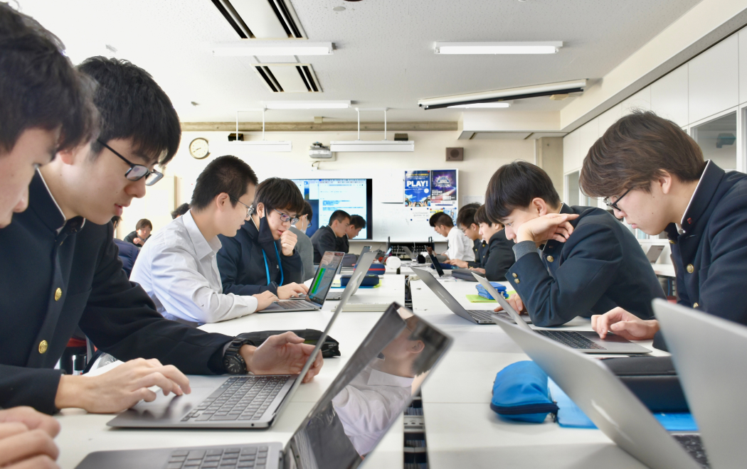ペアワークで意見を交わし合う情報の授業