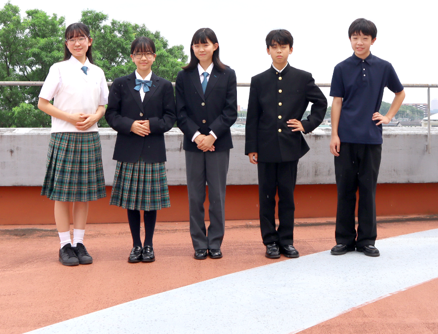 夏と冬の中学校の制服を中1生に着てもらいました。