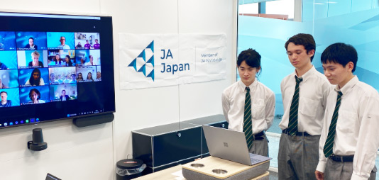 各国から集まった同世代のプレゼンに圧倒