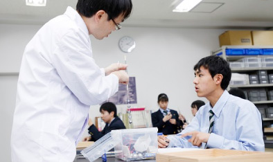 中学1年生から高校2年生の5年間で、100種類以上の実験、観察の機会があるのは、TDUの理系教育ならでは