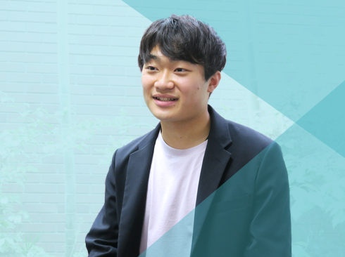 インタビューに答える井上くん