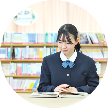 図書館で過ごす生徒
