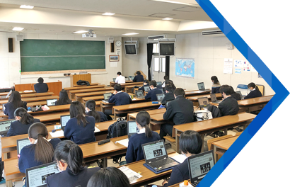 PCを使用した授業を受ける生徒たち