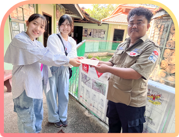地雷博物館にてアキラー氏へ献金を寄贈。出発直前さらに献金が増え最終的に21万円手渡すことができました