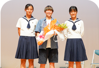 サッカー日本女子代表の藤野あおばさんと十文字の在校生