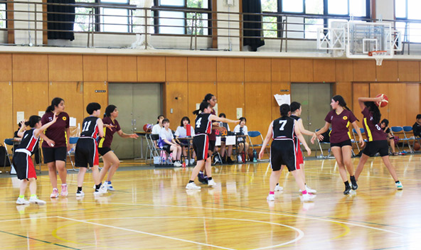白熱の女子バスケットボールの試合は工学院大学附属中高の勝利