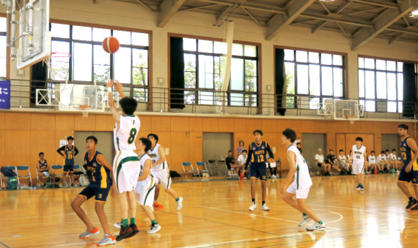 体の大きいインドの選手に負けず、男子バスケットボールも工学院大学附属中高が優勝!