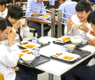 給食を食べる生徒