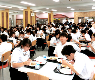 給食を食べる生徒