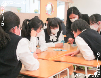 中学の英語の授業では、笑い声が廊下に響くほど。英語を楽しむことが話すことへのハードルを下げます
