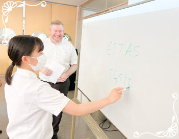 クイズ形式で単語を覚える授業も生徒に人気です