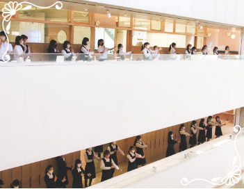 中学の英語の授業では、笑い声が廊下に響くほど。英語を楽しむことが話すことへのハードルを下げます