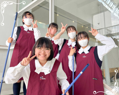 おそろいのエプロンをつけて全生徒が校舎を掃除します。だからいつもピカピカ!