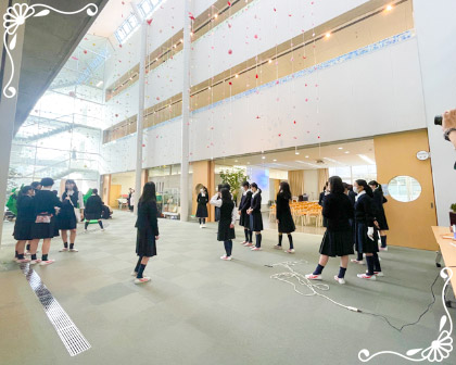 清修フェスタでは、アトリウムの天井からモールをぶら下げて華やかさを演出。白い校舎に映えます