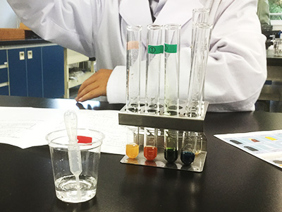 化学の実験：化粧品に含まれれている物質を試薬の色の変化によって調べ、その結果を考察します