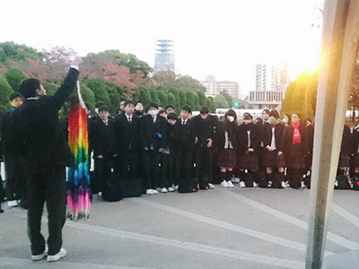 平和記念公園では千羽鶴と生徒全員での合唱を贈りました。