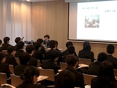 広島での被爆の話に熱心に聞き入る生徒たち。