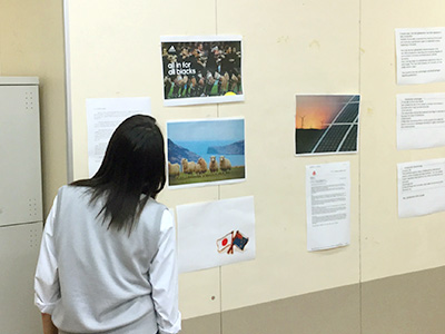 紙面になったときをイメージするために写真、見出しを教室の壁に貼って検討します。
