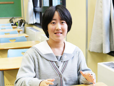 「英語がもっと上達したら、ハワイに行って本場のフラダンスを見たい!」と話してくれたNSコースの石河さん。