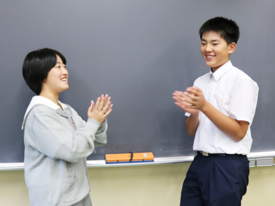 英語でお互いのことを話したら、共通の趣味が見つかって盛り上がりました!