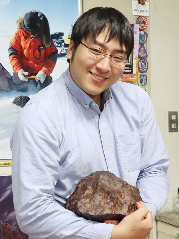林さんが抱えているのは、この大きさで25kg以上もある隕石。この日、展示用に貸し出していたものが戻ってきました。