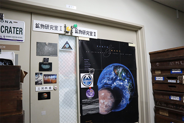 共同研究を行っているNASAのポスターなどが貼られた三河内研究室（鉱物研究室）の入り口。