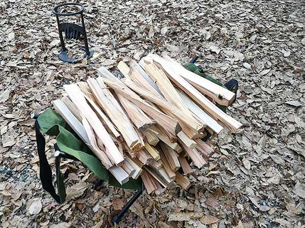 テントの設営が終わるころには、焚き付け用の薪がたくさん出来ていました。