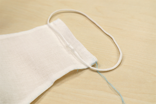 最後のゴム通し部分のみ、配布された布マスクを材料に作る場合には、布の端にあらかじめ輪になっているゴムを置き、そのまま挟むように縫ってしまえば一手間省くことができます。