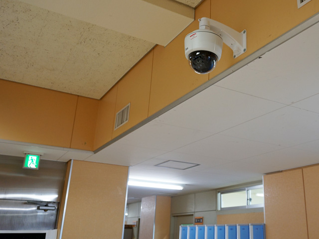 廊下の要所には防犯カメラが設置されています