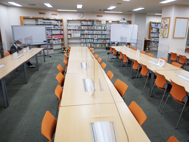 多数の机が用意されている閲覧室と直結した図書館