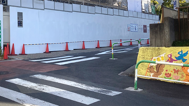 ⑥壁画のある終わり角(戸山幼稚園) を右に曲がると、左手側に海城中学高等学校が見えてくる