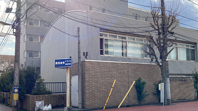⑧駒場東邦中学校の看板が見えたら、道路の赤い舗装に沿って右折。奥に学校入り口がある