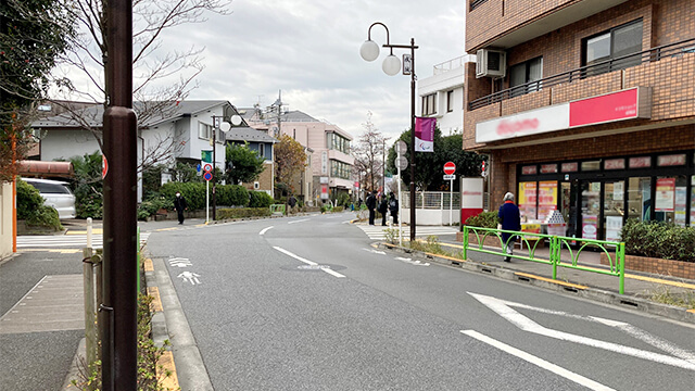 ④途中のドコモショップからカーブがあるが、さらに直進して世田谷成城二郵便局を通り過ぎる。