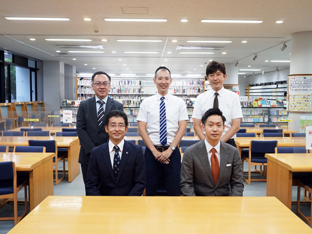 前列左から）明法 早川先生、獨協 古池先生、（後列左から）明大中野 佐々木先生、本郷 横尾先生、佼成 南井先生