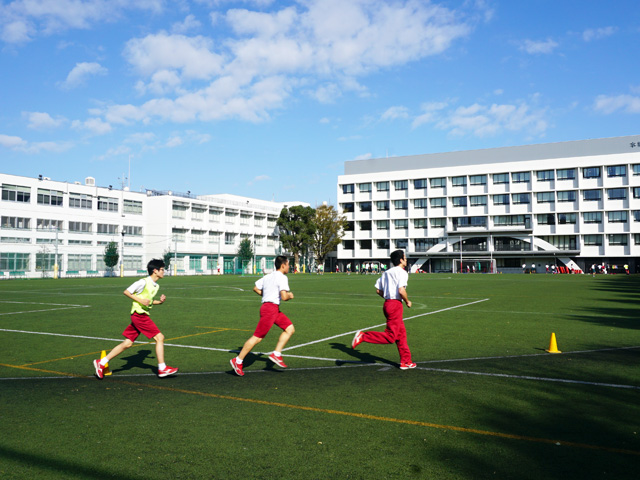 本郷中学校・高等学校の広大なグラウンドを駆け巡る体育授業風景