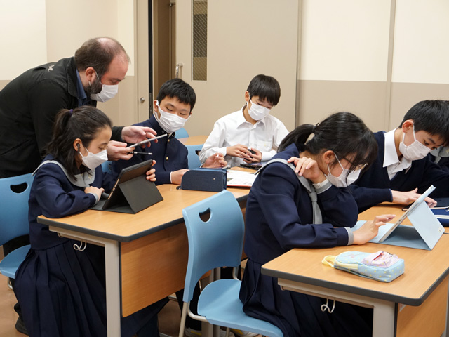 英語オンリーの上位クラスではネイティブ教員と日本人教員のティームティーチングも行います