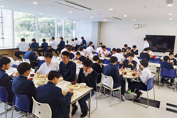 【足立学園】昼休みに多くの生徒で賑わう食堂