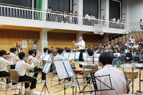 各校の吹奏楽部による演奏披露