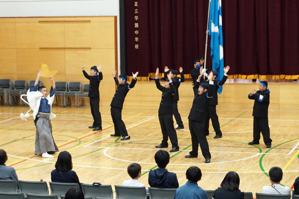 本郷の応援団リーダー演技披露