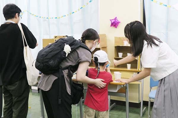 射的をする子ども