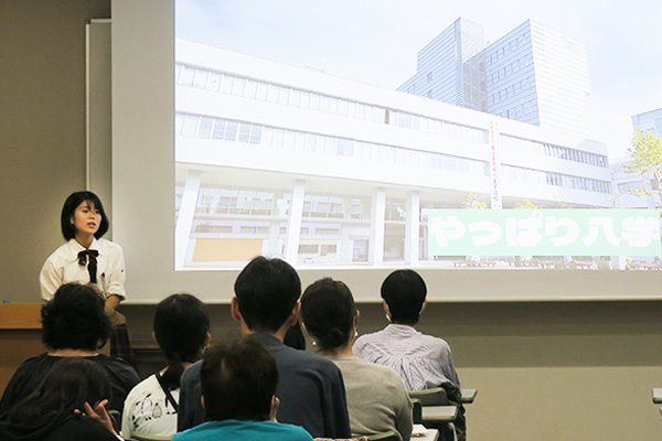 桑原さんが説明している写真