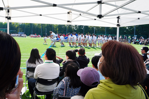 いよいよ日差しが強くなり、日除けになる仮設テントは満員です