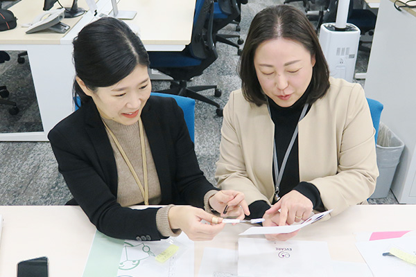 採取した内容を確認しあう二人の写真
