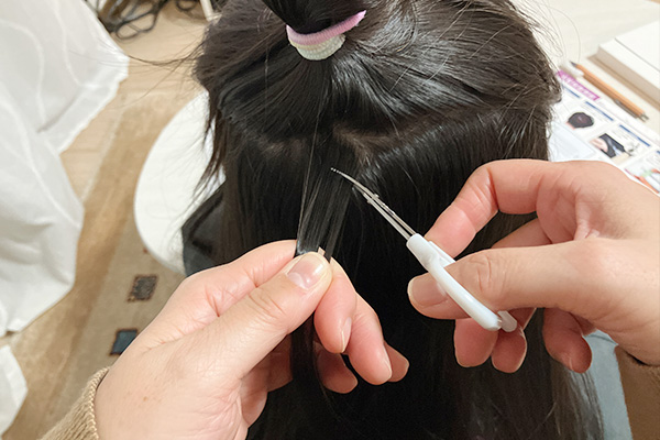 娘の髪を切るふじもんの写真