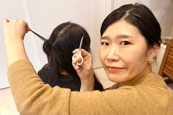 娘の髪の毛を切ろうとするおすずの写真