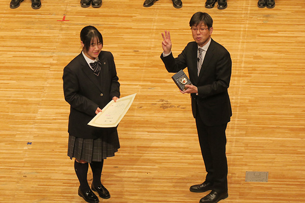 三冠達成した3年1組みのピアノ伴奏した生徒の写真