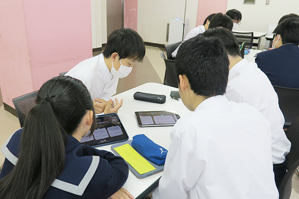 練習問題を考える生徒たちの写真