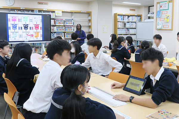 先輩が自己紹介している写真