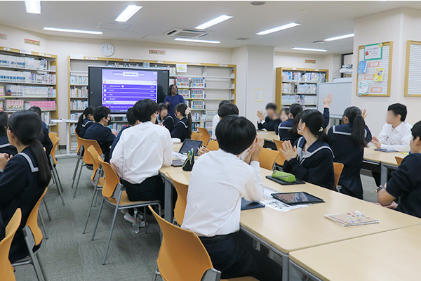 点数が高いチームを発表している写真