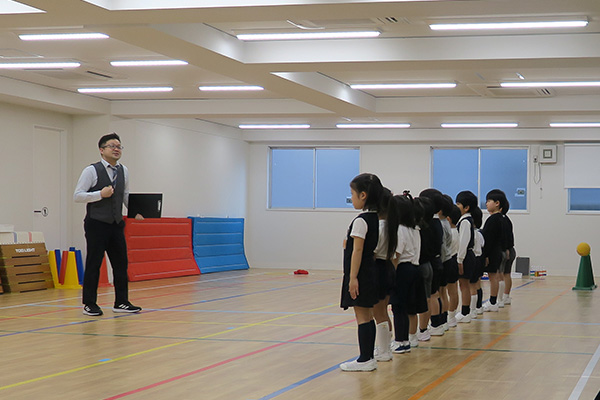 行動観察を指導する宮澤先生